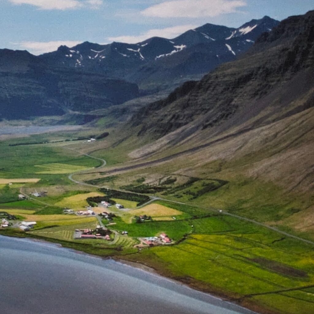 Breathtaking icelandic landscape featuring majestic mountains